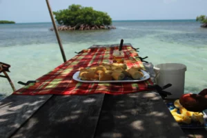 table en bois dans la mer avec apéritif créole guadeloupéen