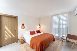 chambre double avec un climatiseur blanc en guadeloupe