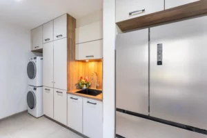 arrière cuisine avec deuxième frigo casher et buanderie dans une villa vue mer en Guadeloupe