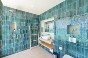 salle de bain vue avec faïence bleue dans une villa avec piscine en guadeloupe
