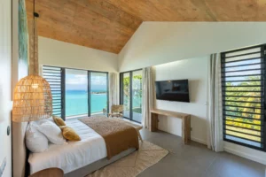 master suite vue mer avec lit king size vue mer et tv
