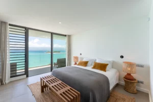chambre double avec balcon privé et vue mer dans une villa avec piscine en guadeloupe