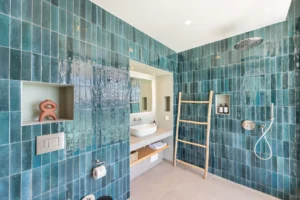 salle de bain avec faïence bleue, douche ialienne et porte-serviette en bois