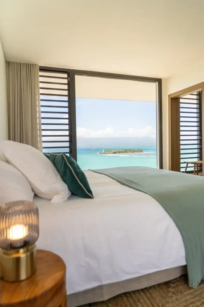 chambre double vue mer avec un couvre lit bleu en Guadeloupe
