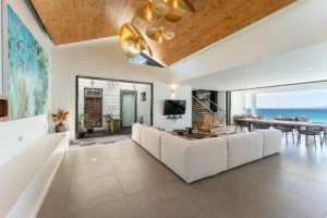 salon moderne vue mer avec grand tableau bleu