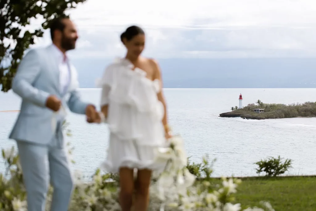 couple se mariant en guadeloupe devant l'îlet du gosier