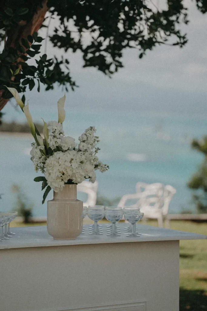bouquet de fleur sur bar cocktail mariage guadeloupe villa