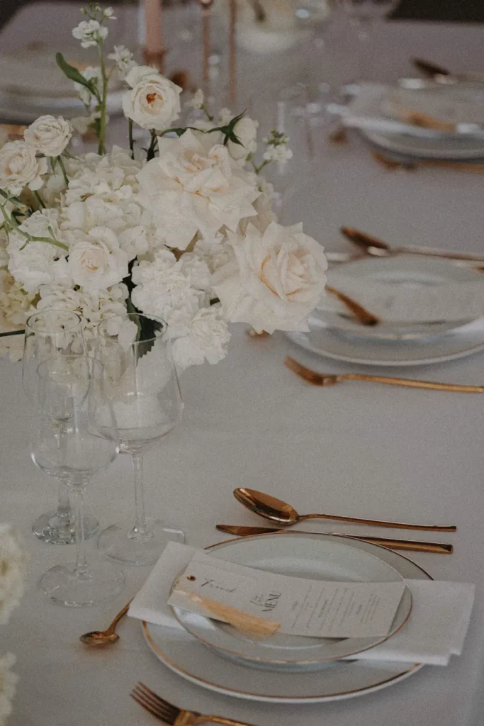 dîner assis élégant blanc et or mariage guadeloupe