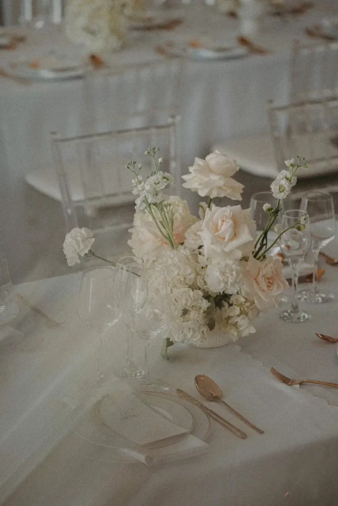 Centre de table floral blanc réception mariage villa vue mer Guadeloupe