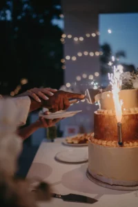 couple coupant son gateau de mariage dans une villa privée en guadeloupe