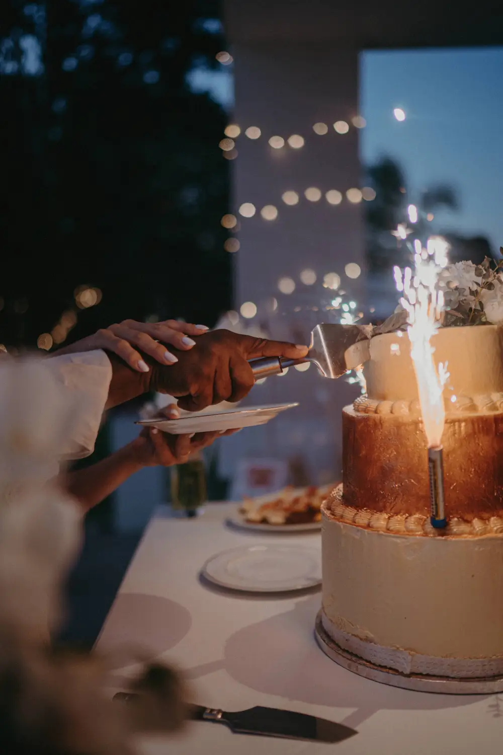 couple coupant son gateau de mariage en guadeloupe