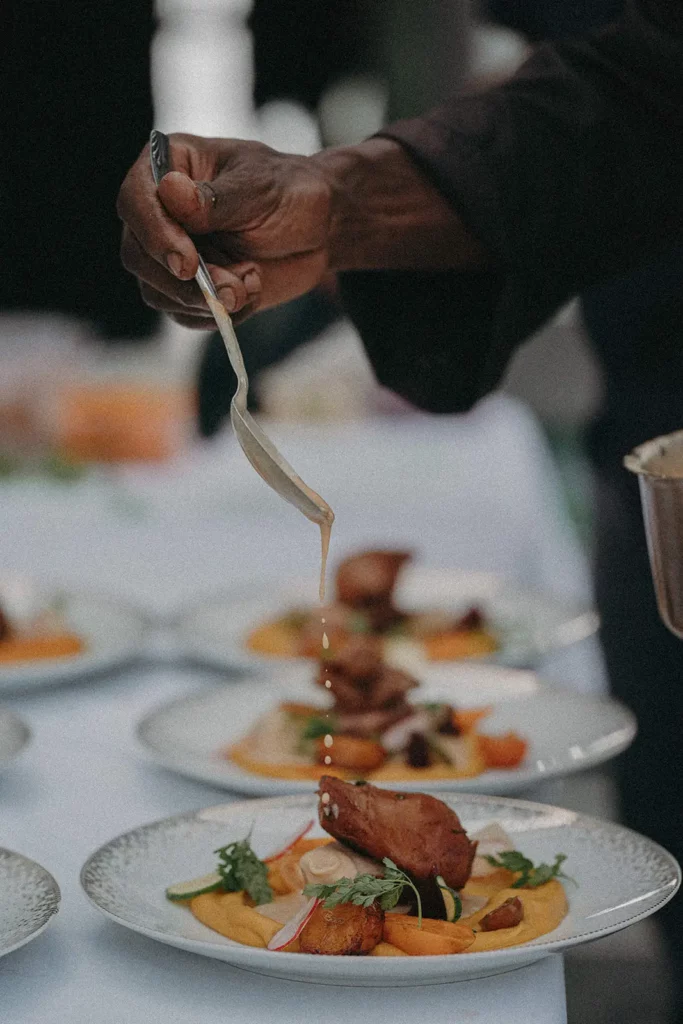 chef préparant un dîner de mariage dans une villa vue mer en Guadeloupe