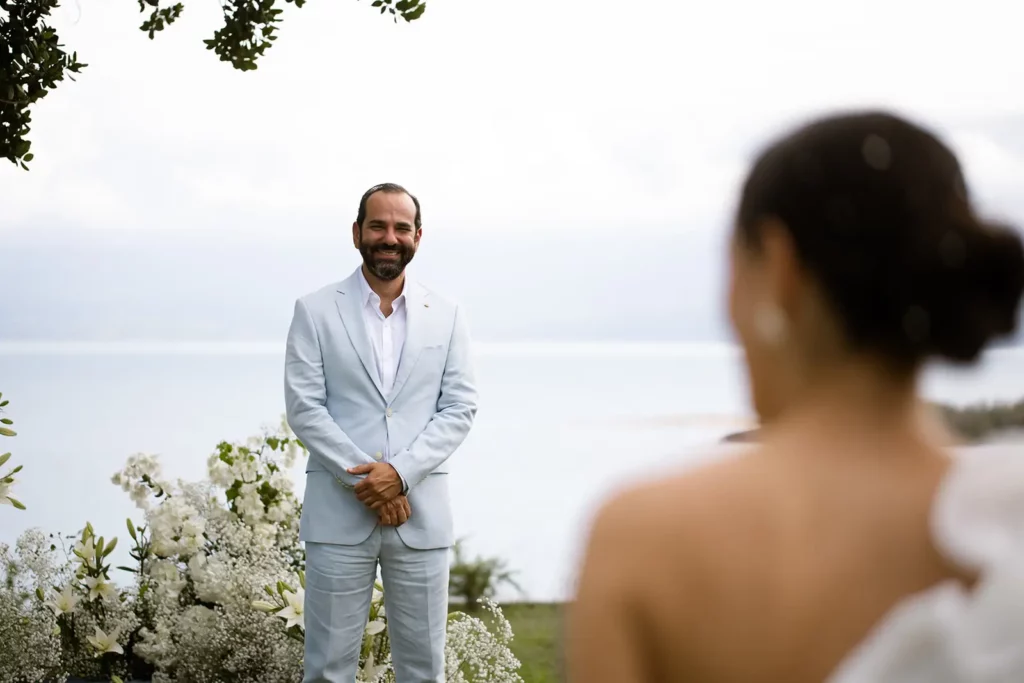 premier regard de mariés lors d'une cérémonie laïque en Guadeloupe
