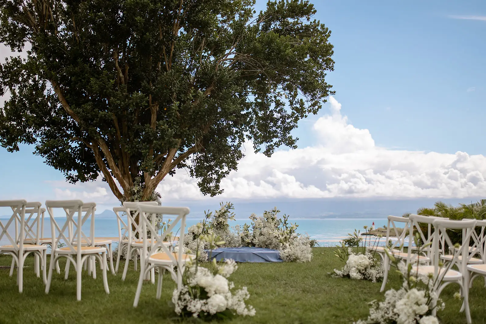 décoration de jardin d'une céréomie laïque vue mer en Guadeloupe