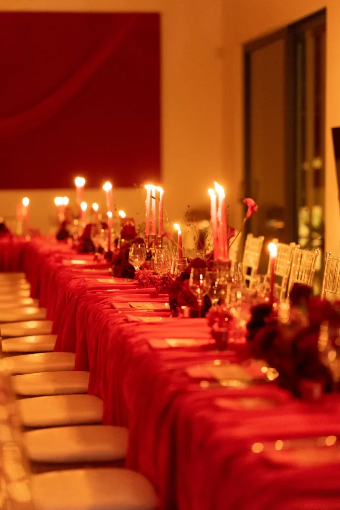 longue tablée de dîner avec bougies et fleurs rouge en guadeloupe