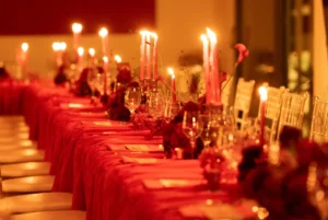 longue tablée de dîner avec bougies et fleurs rouge en guadeloupe