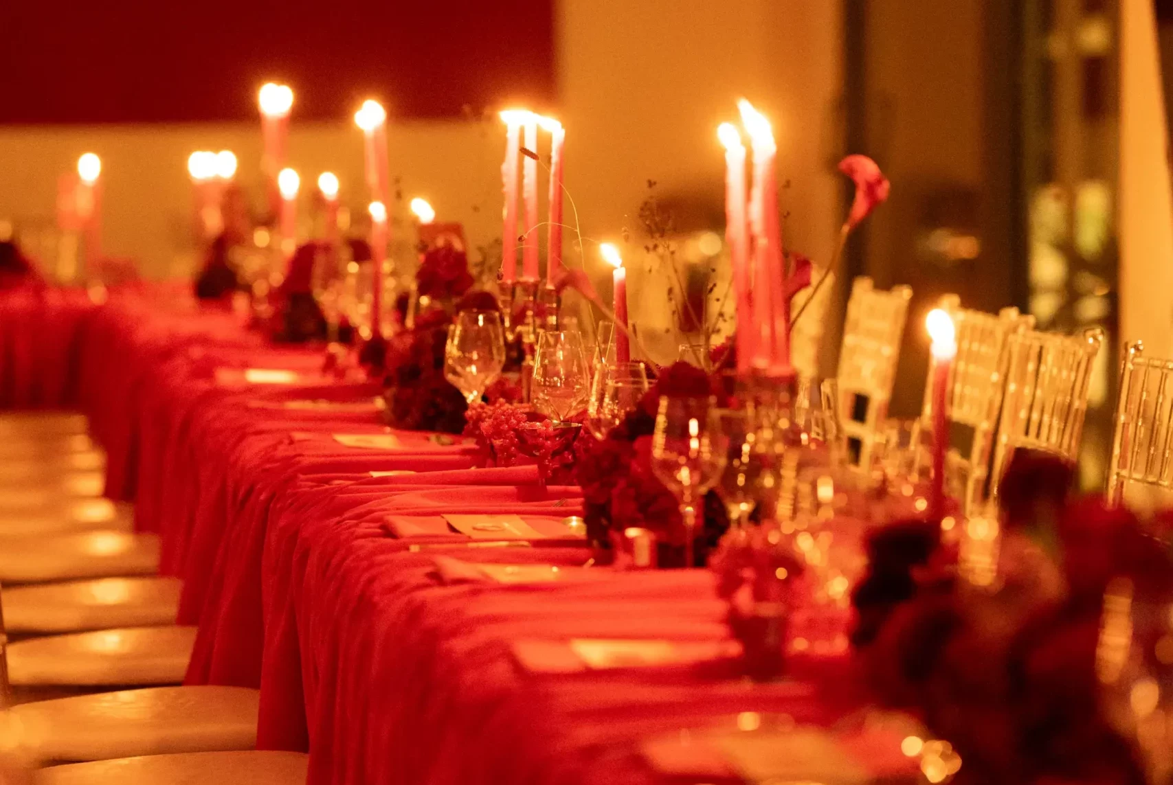 longue tablée de dîner avec bougies et fleurs rouge en guadeloupe