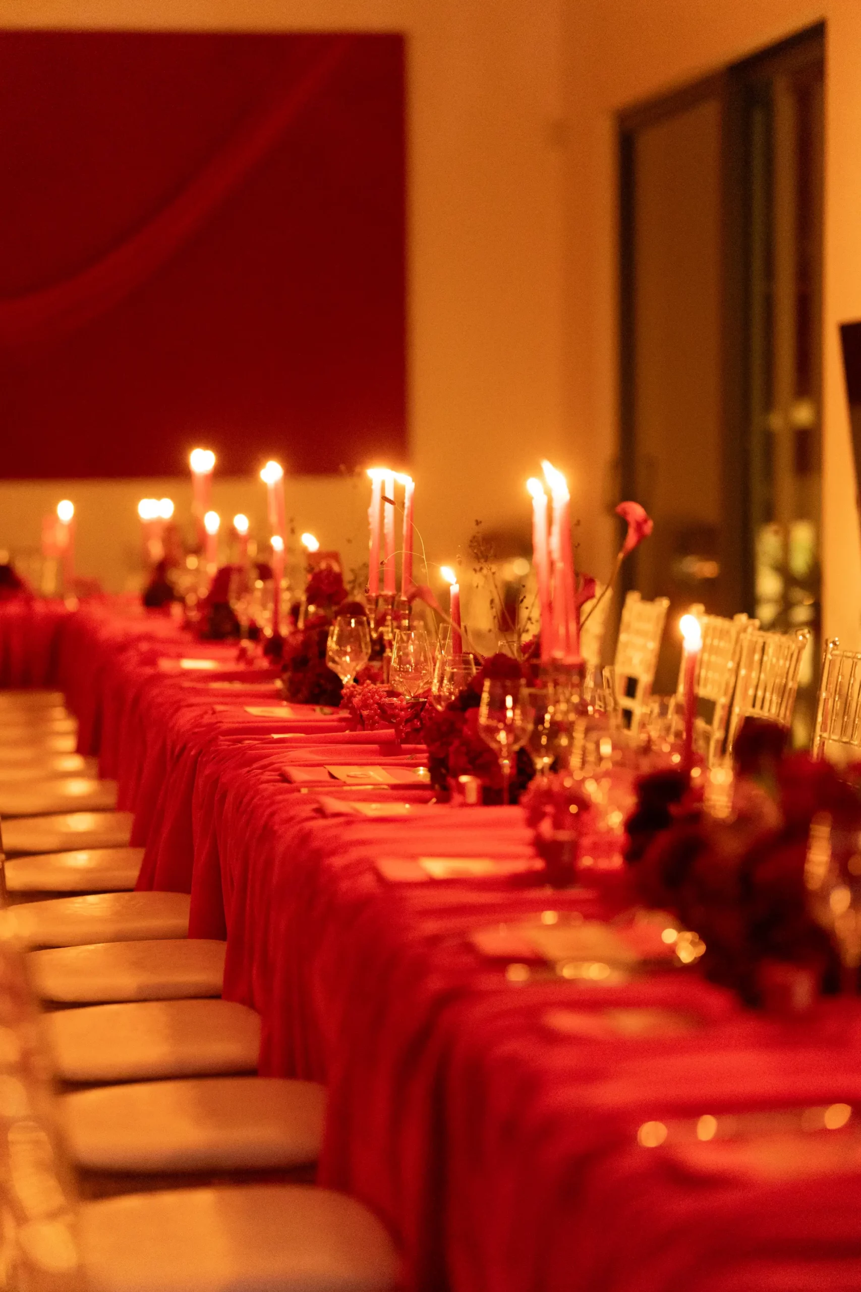 longue tablée de dîner avec bougies et fleurs rouge en guadeloupe