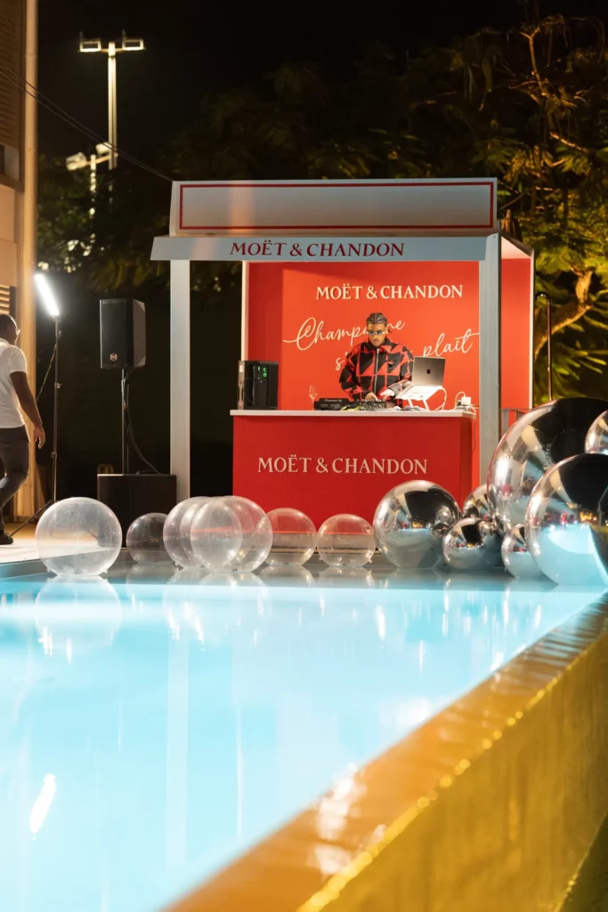 dj mixant de nuit à la Villa Guacana Guadeloupe