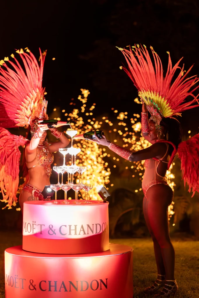 danseuses brésilienne versant du champagne lors d'une soirée