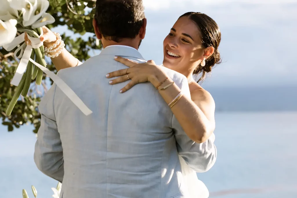 mariés se faisant un câlin face à la mer à la Villa Guacana Guadeloupe