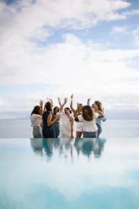 mariée dansant avec ses demoiselle d'honneur à la Villa Guacana Guadeloupe